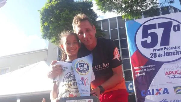 A atleta Rebecca com o professor Sílvio Capelari, da Escola Evolução - Foto: Divulgação