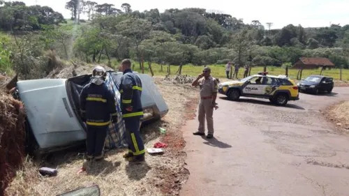 Carro bateu no barranco (Foto Sérgio Rodrigo)