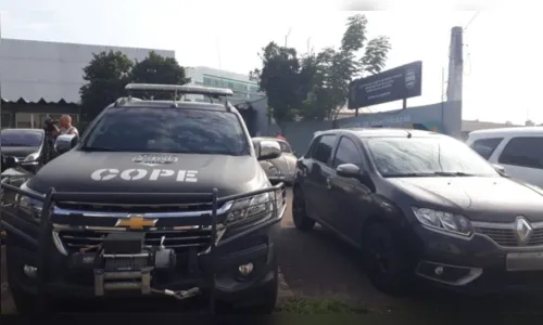 Delegado é conduzido à delegacia após atirar contra tenente dos bombeiros 