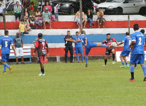 O campo da Têxtil sediou vários jogos neste domingo do Torneio 1º de Maio em Apucarana - Foto: www.oesporte.com.br