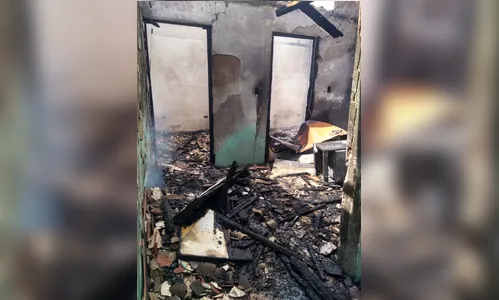 Família pede doações após ter casa destruída por incêndio