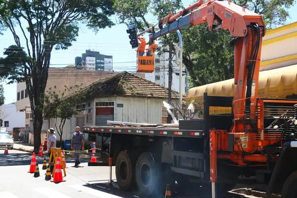 Semáforo é instalado na esquina da Gastão Vidigal com a Osvaldo Cruz