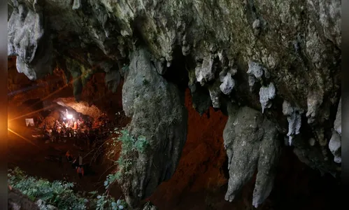 Mergulhador que salvou meninos na Tailândia também fica preso em caverna subaquática