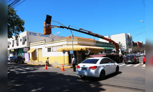 Novos semáforos são instalados no centro de Apucarana
