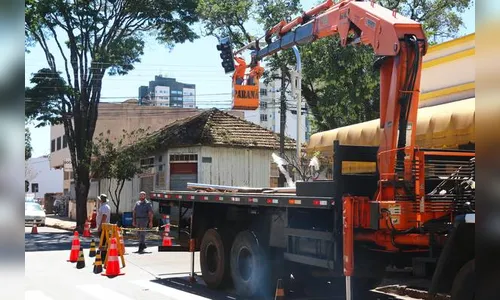 Três cruzamentos da área central de Apucarana ganham semáforos