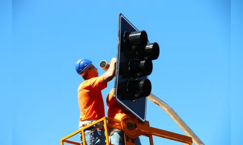 
							Novos semáforos são instalados no centro de Apucarana
						
						