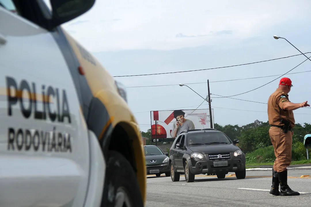 Os policiais fazem abordagens, bloqueios, atividades rotineiras de verificação de documentação, orientações e autuações referentes às infrações de trânsito rodoviário em diversos trechos do Paraná.