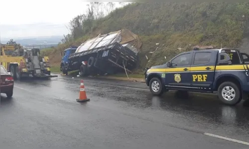 Passageira é ejetada de caminhão e fica presa embaixo do veículo 