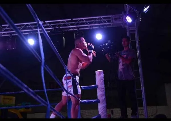 O atleta Rafael Teixeira, de Apucarana, venceu mais um combate no MMA - Foto: Divulgação