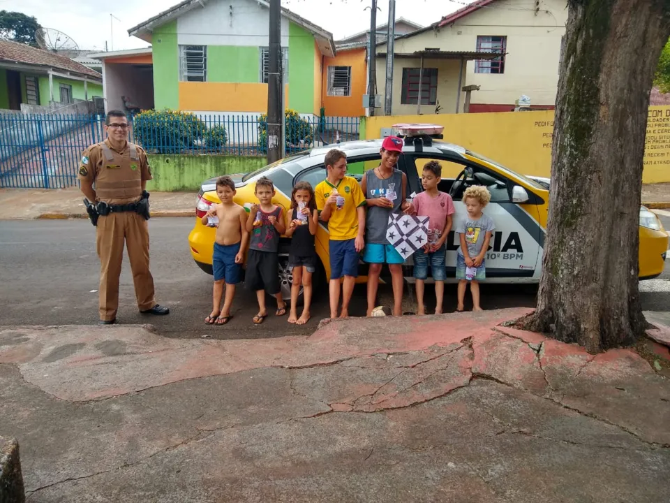 PM entrega chocolates para crianças em Apucarana e Novo Itacolomi