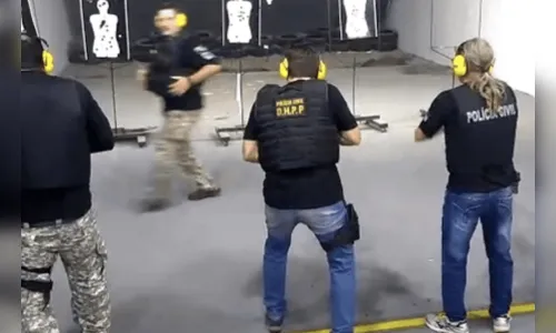 Vídeo mostra instrutor da Polícia Civil do Paraná correndo em frente à linha de tiro