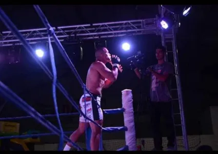 O atleta Rafael Teixeira, de Apucarana, venceu mais um combate no MMA - Foto: Divulgação