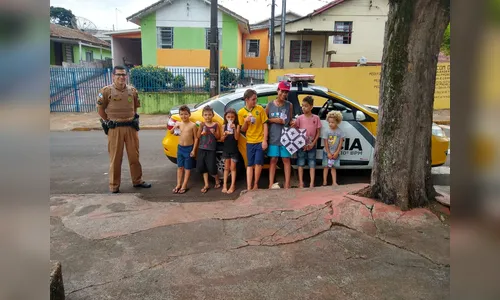 PM entrega chocolates para crianças em Apucarana e Novo Itacolomi