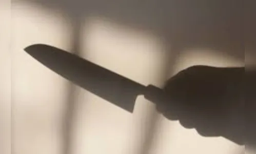 Mulher foge após dar facada nas nádegas do marido