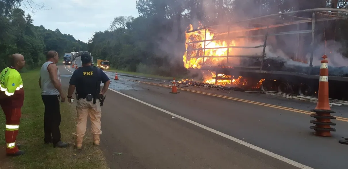 Caminhão carregado com papel higiênico pega fogo na BR-376