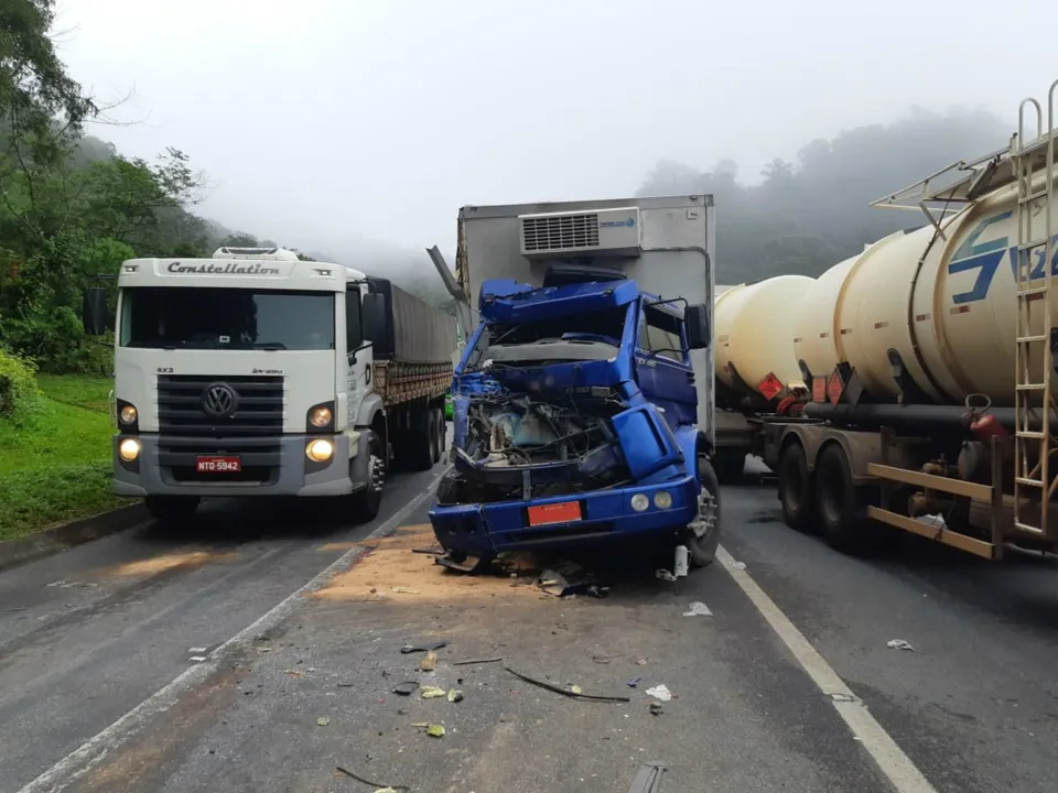 Acidente entre dois caminhões na BR-277 em Morretes provoca morte de adolescente