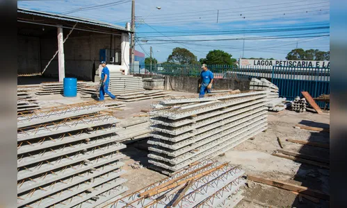 Fazer na fábrica e montar na obra