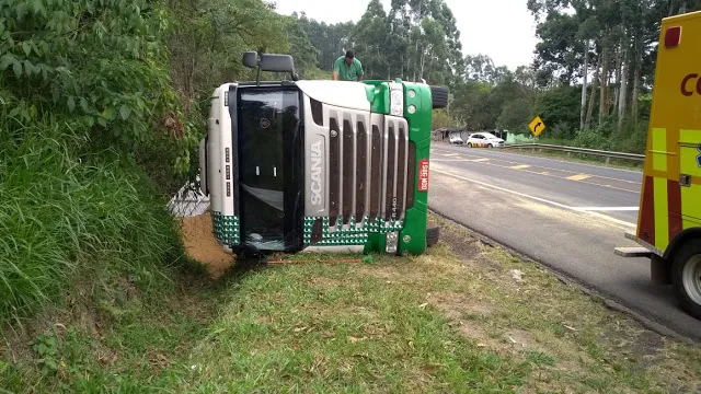 Carreta carregada com soja tomba em Mauá da Serra