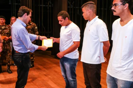 Prefeito é empossado na Junta Militar  e entrega certificados de dispensa