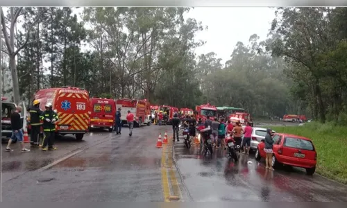 Acidente entre ônibus e carreta deixa 4 mortos e mais de 10 feridos em SC