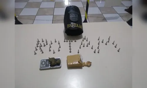 PM apreende cocaína e maconha. Um homem de 25 anos foi preso