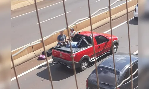 Após acidente, motociclista vai parar em cima de carroceria