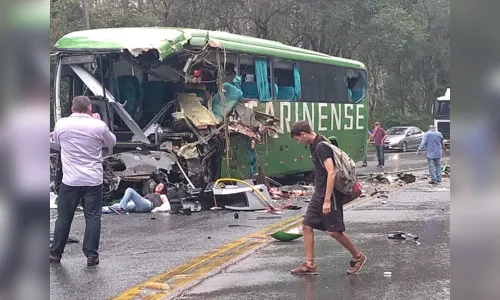 
							Acidente entre ônibus e carreta deixa 4 mortos e mais de 10 feridos em SC
						
						