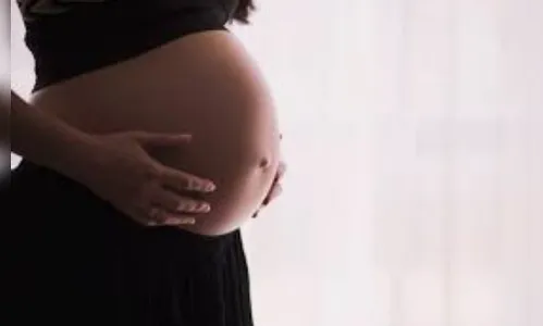 Mulher grávida de oito meses é agredida pelo marido com joelhadas na barriga