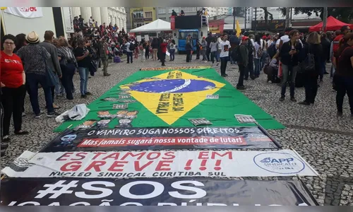 Professores estaduais paralisam as atividades nesta segunda-feira 