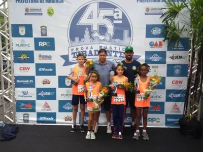 Os professores Grilo e Maicon, com os alunos de Apucarana que foram destaques em Maringá - Foto: Divulgação