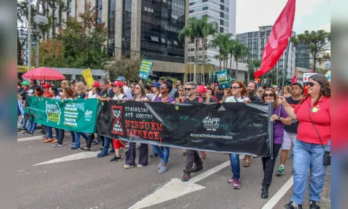 
						
							Como foi a manifestação dos professores no Centro Cívico de Curitiba nesta segunda (29); veja fotos 
						
						