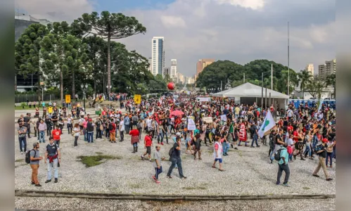 
						
							Como foi a manifestação dos professores no Centro Cívico de Curitiba nesta segunda (29); veja fotos 
						
						