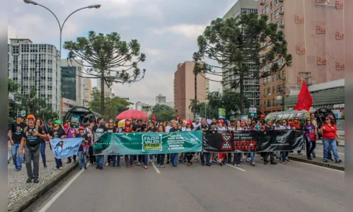 
						
							Como foi a manifestação dos professores no Centro Cívico de Curitiba nesta segunda (29); veja fotos 
						
						