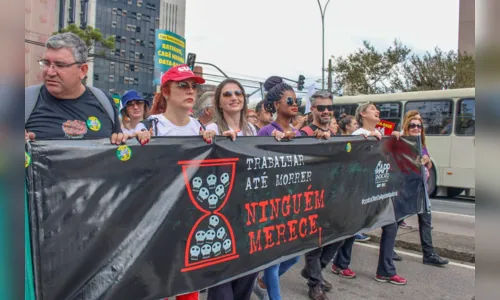 
						
							Como foi a manifestação dos professores no Centro Cívico de Curitiba nesta segunda (29); veja fotos 
						
						