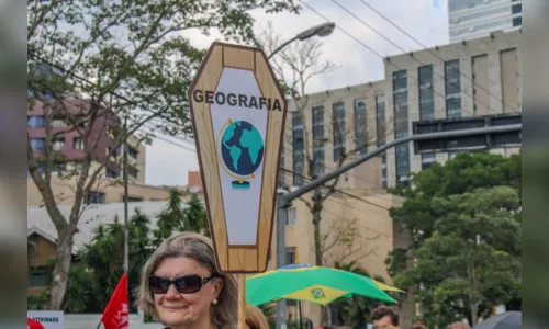 
						
							Como foi a manifestação dos professores no Centro Cívico de Curitiba nesta segunda (29); veja fotos 
						
						