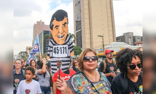 
						
							Como foi a manifestação dos professores no Centro Cívico de Curitiba nesta segunda (29); veja fotos 
						
						