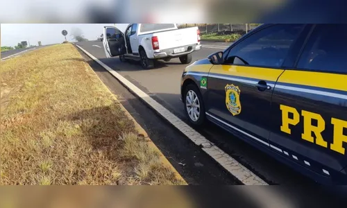 PRF recupera caminhonete roubada após troca de tiros na BR-376 em Mandaguari