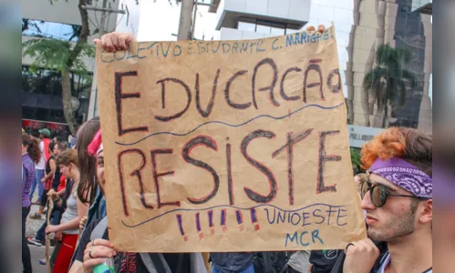 
						
							Como foi a manifestação dos professores no Centro Cívico de Curitiba nesta segunda (29); veja fotos 
						
						