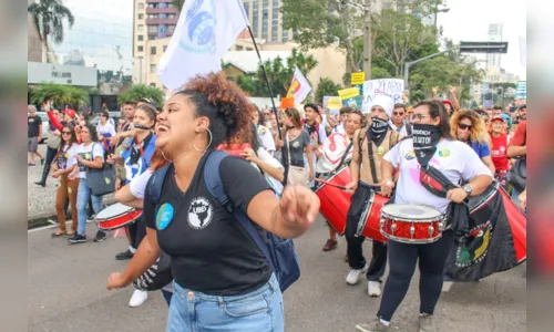 
						
							Como foi a manifestação dos professores no Centro Cívico de Curitiba nesta segunda (29); veja fotos 
						
						