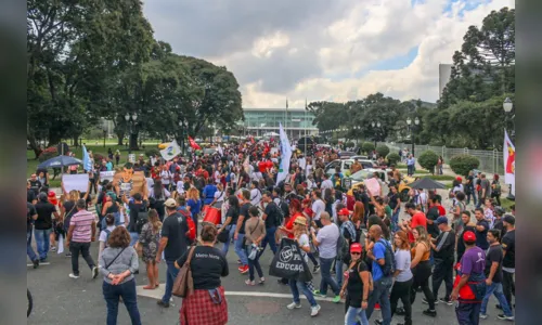 
						
							Como foi a manifestação dos professores no Centro Cívico de Curitiba nesta segunda (29); veja fotos 
						
						