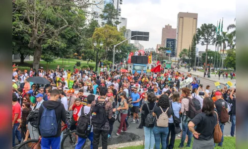 
						
							Como foi a manifestação dos professores no Centro Cívico de Curitiba nesta segunda (29); veja fotos 
						
						