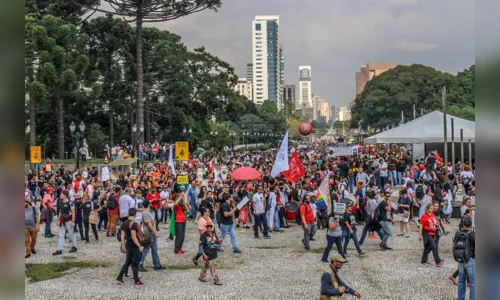 
						
							Como foi a manifestação dos professores no Centro Cívico de Curitiba nesta segunda (29); veja fotos 
						
						