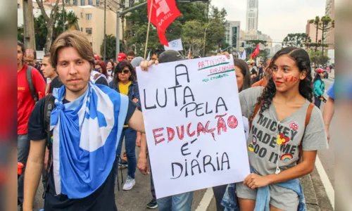 
						
							Como foi a manifestação dos professores no Centro Cívico de Curitiba nesta segunda (29); veja fotos 
						
						