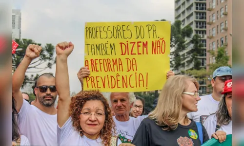 
						
							Como foi a manifestação dos professores no Centro Cívico de Curitiba nesta segunda (29); veja fotos 
						
						