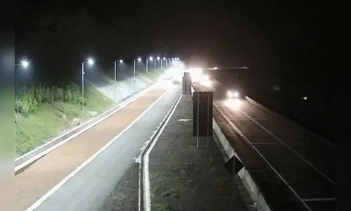 Caminhão sem freio entra em área de escape na Serra do Mar. Veja o vídeo