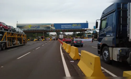 
							Funcionários fazem manifestação e liberam cancelas no pedágio de Arapongas
						
						