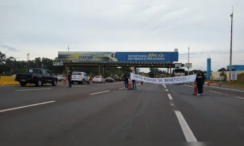 Funcionários fazem manifestação e liberam cancelas no pedágio de Arapongas