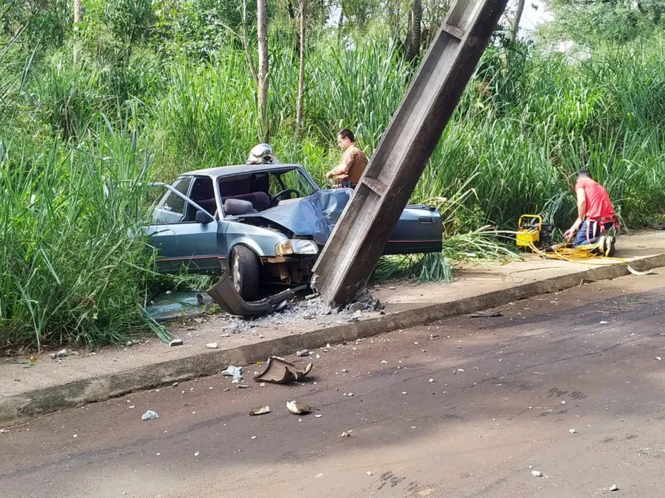 Grave acidente é registrado no Núcleo João Paulo. Após batida, carro acertou poste 