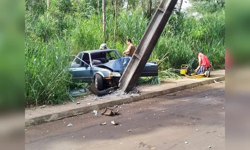 Grave acidente é registrado no Núcleo João Paulo. Após batida, carro acertou poste 