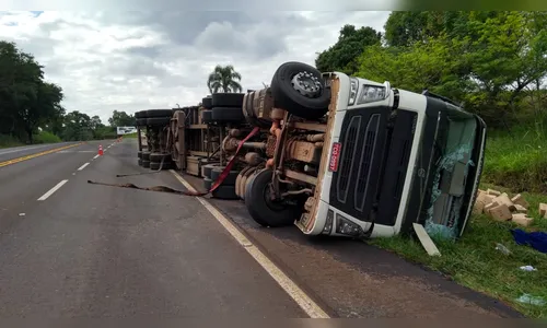Carreta tomba e deixa motorista ferido na PR-444 em Arapongas